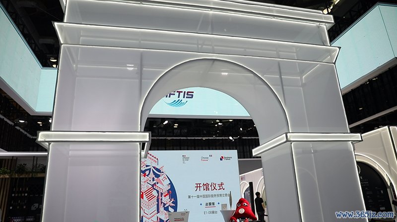 法国展馆入口处复制巴黎凯旋门的形象造型。人民网 