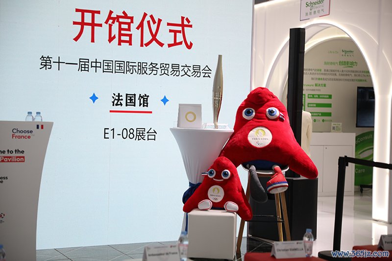 法国馆的巴黎奥运会吉祥物弗里吉玩偶。人民网 